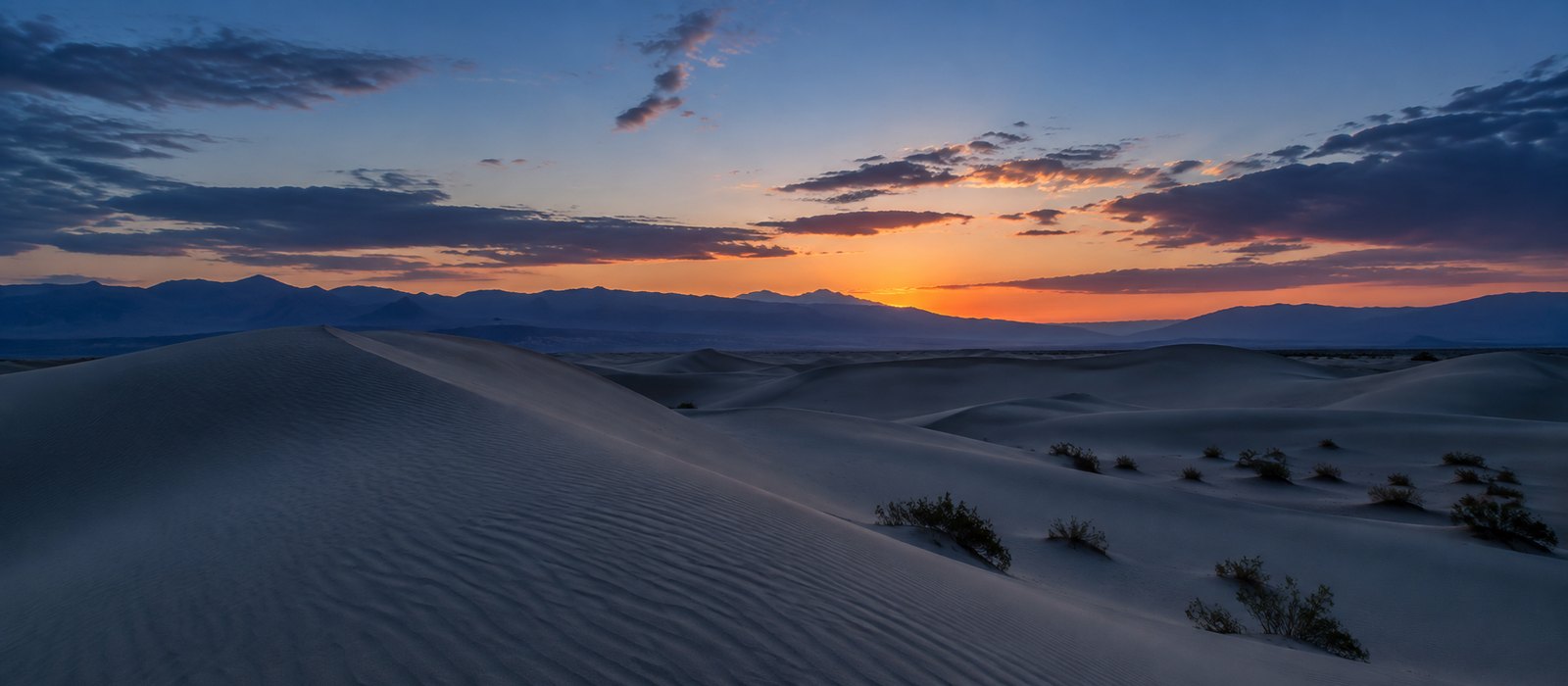 Schemer over duinen, koele blauwe lucht, zonder voertuigen of merken